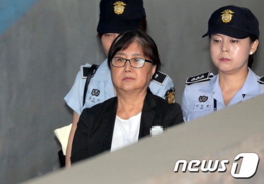 최순실씨가 지난해 8월 서울 서초동 서울중앙지방법원에서 열린 직권남용권리행사방해 등 항소심 선고 공판에 출석하고 있다. /사진=뉴스1