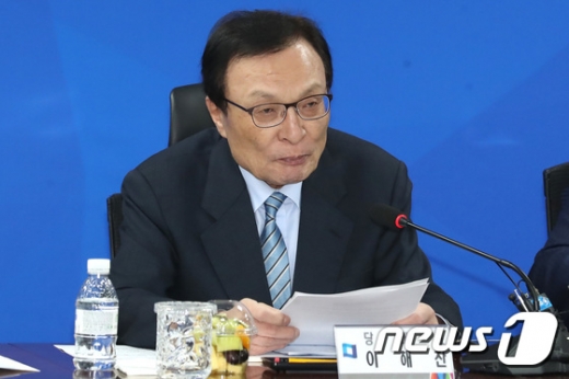 이해찬 “다음 주 문 정부 임기 반환점, 나라다운 나라 완성할 것”(속보)