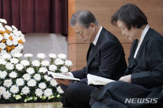 문재인 대통령과 김정숙 여사가 30일 오전 부산 수영구 남천성당에 마련된 모친 故 강한옥 여사의 빈소에서 위령미사를 드리고 있는 모습. /사진=뉴시스(청와대 제공)   