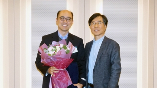 위정현 한국게임학회장(왼쪽)이 연임을 확정하고 기념사진을 찍고 있다. /사진=한국게임학회