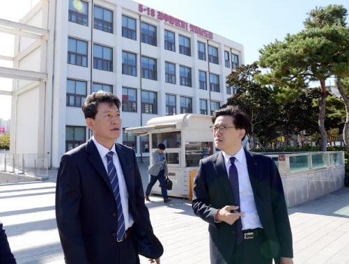 조인철 광주광역시 문화경제부시장이 30일 오전 국립아시아문화전당을 방문해 이진식 국립아시아문화전당 전당장 직무대리와 함께 전당을 둘러 보고 있다./사진제공=광주광역시