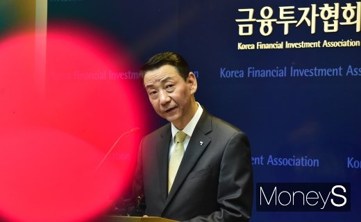 [머니S포토] 갑질 논란 금투협회장, 