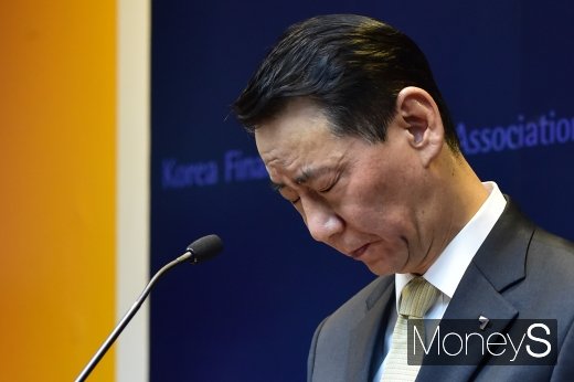 [머니S포토] 두눈 질끈 감은 권용원 금투협회장