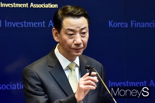 [머니S포토] 질문에 답하는 권용원 금투협회장