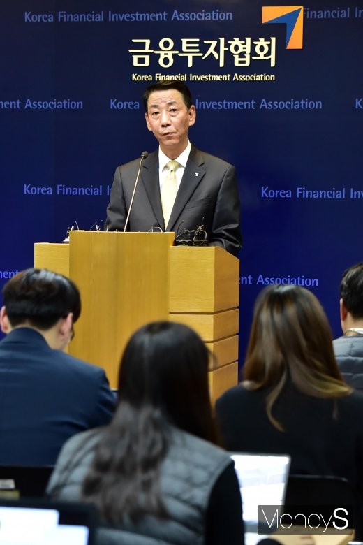 [머니S포토] 취재진 질문 경청하는 금투협회장