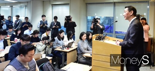 [머니S포토] 폭언 갑질논란 금투협회장, 