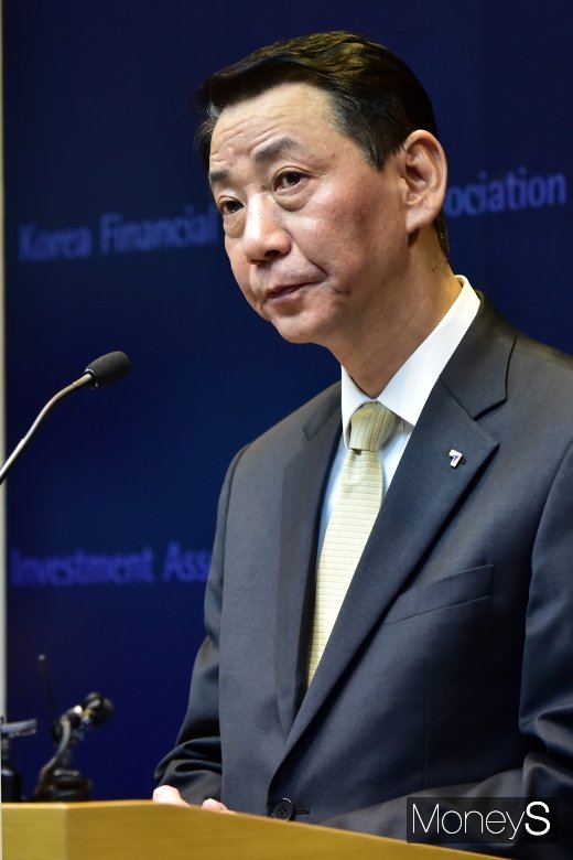 [머니S포토] 취재진 바라보는 금투협회장