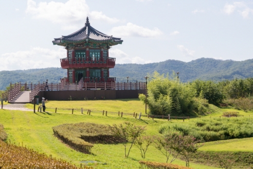 금성산 고분군을 한눈에 볼 수 있는 정자인 조문정. /사진제공=한국관광공사