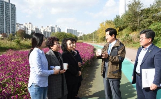 안병용 의정부시장, 중랑천 생태하천 환경개선사업 현장 방문. / 사진제공=의정부시