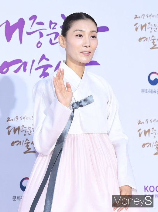 [머니S포토] 김서형, 아름다운 한복 자태('2019 대한민국 대중문화예술상')