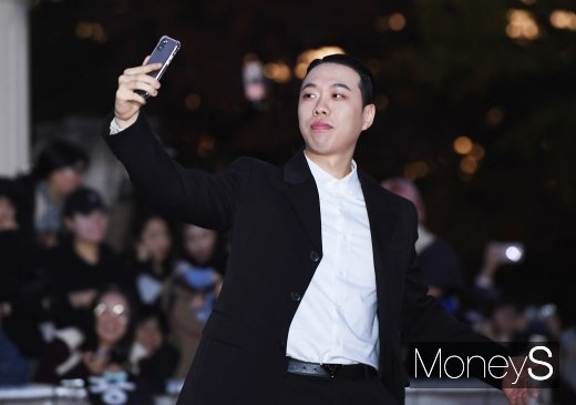 [머니S포토] 레드카펫에서 셀카 찍는 비와이