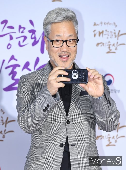 [머니S포토] 봄여름가을겨울 김종진 '제가 사진 찍어드릴게요'