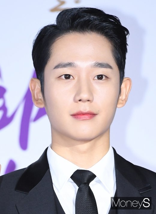 [머니S포토] 정해인, 얼굴에 잔뜩 묻은 잘생김