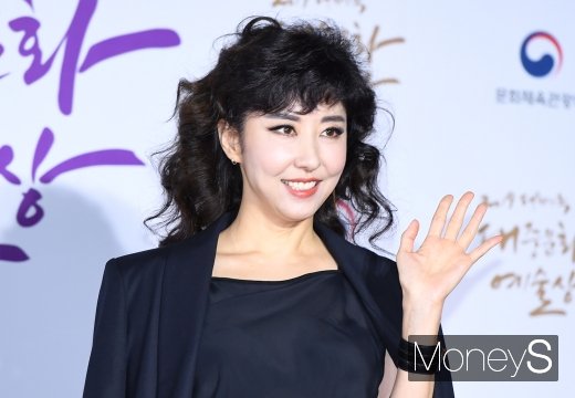 [머니S포토] 김완선, 국무총리 표창 수상