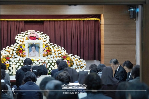 문재인 대통령 고 강한옥 여사 장례. /사진=청와대 제공     
