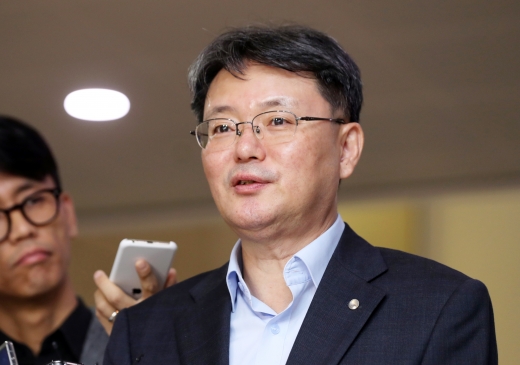 윤면식 한국은행 부총재가 31일 오전 서울 중구 한국은행 본관 출근길에서 취재진 질의에 답하고 있다./사진=뉴시스