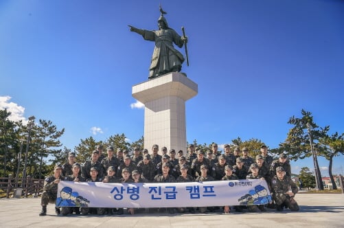 ▲1전비 상병진급캠프 교육생들이 진도 이충무공 승전공원에서 기념사진을 촬영하고 있다./사진제공=공군 제1전투비행단