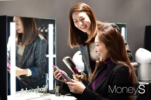 [머니S포토] 다이슨 첫 팝업 데모스토어, 제품 시연하는 관계자
