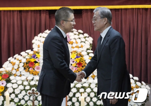 문재인 대통령(오른쪽)이 지난 30일 모친인 고 강한옥 여사의 조문을 위해 빈소를 찾은 황교안 자유한국당 대표와 악수하고 있다. /사진=뉴스1