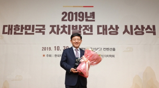 대상을 수상한 허성곤 김해시장./사진제공=김해시