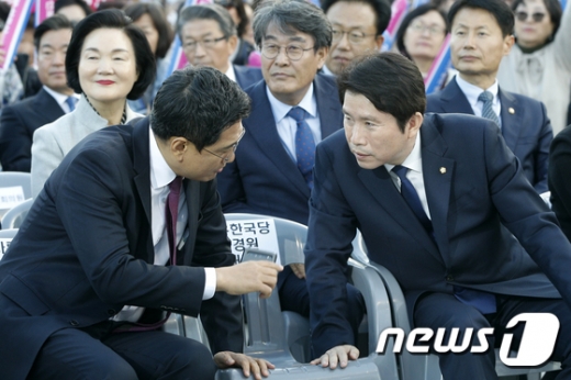 이인영 더불어민주당 원내대표(오른쪽)와 오신환 바른미래당 원내대표가 지난 30일 서울 광화문 광장에서 열린 '간호법 제정으로 대한민국 보건의료 개혁' 대한간호협회 2019 간호정책 선포식에서 대화하고 있다. /사진=뉴스1