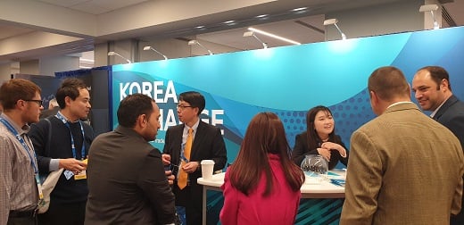 한국거래소 관계자가 지난 29~30일 미국 시카고에서 열린 ‘제35회 FIA 선물·옵션 엑스포’에 참가해 국내 파생상품을 홍보하고 있다. / 사진=한국거래소