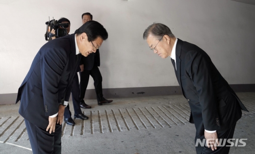 문재인 대통령이 31일 홍문종 대한애국당 대표와 인사 나누는 모습. /사진=뉴시스   