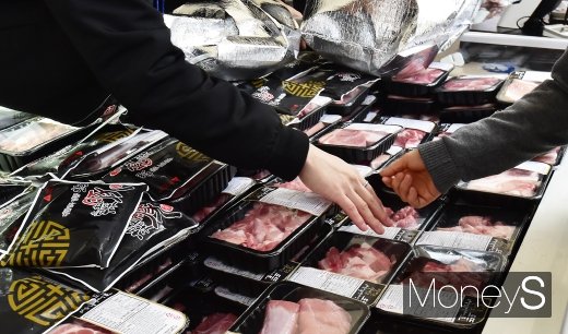 [머니S포토] 한돈농가 응원 광화문 직거래장터 운영