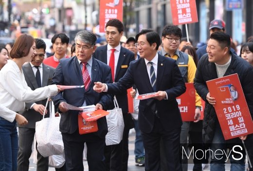 [머니S포토] 성윤모 장관·강호동, 코리아세일페스타 거리홍보