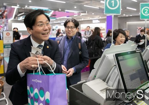 [머니S포토] 명동 올리브영에 뜬 성윤모 산업통산자원부 장관