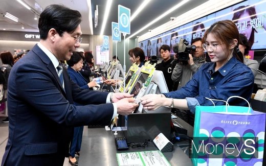[머니S포토] 제품 구매하는 성윤모 장관과 김연화 위원장