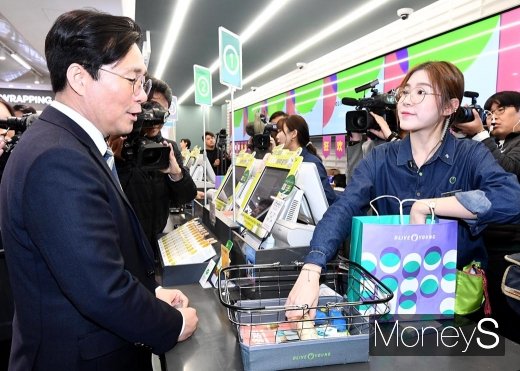 [머니S포토] 성윤모 산업통상자원부 장관 '코리아세일페스타에서 쇼핑하세요'