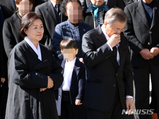 문재인 대통령이 31일 오전 부산 수영구 남천성당에서 모친 故 강한옥 여사 운구를 따르며 눈물을 닦고 있다. 왼쪽은 김정숙 여사. /사진=뉴시스    
