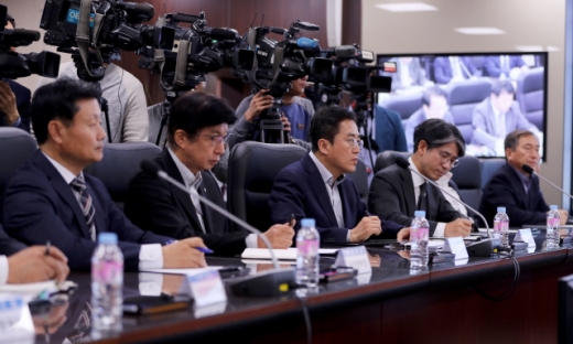 30일 오전 서울 강서구 한국공항공사 대회의실에서 열린 보잉737NG 긴급 안전점검 회의가 열린 가운데 대한항공 등 9개사 항공사 부사장단이 회의에 참석하고 있다.2019.10.30/뉴스1