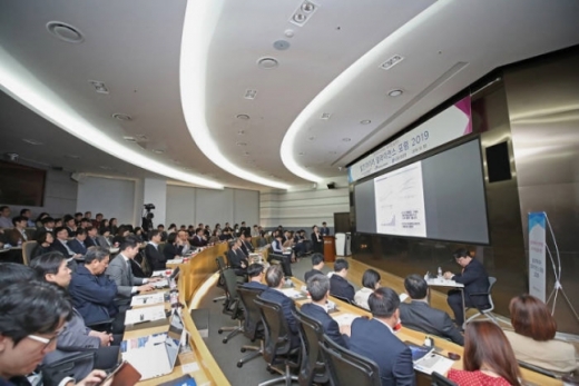 하나금융그룹 임직원들이 인천 청라에 위치한 하나글로벌캠퍼스에서 스크래치를 활용한 코딩교육을 받고 있다. /사진=하나금융