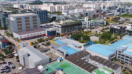 수원시는 30일 시청 상황실에서 ‘수원델타플렉스 3블록 미분양 복합용지 분양을 위한 산업단지 심의위원회’를 열고, ‘복합용지 토지 합병(안)’을 원안 가결했다고 31일 밝혔다. / 사진제공=수원시