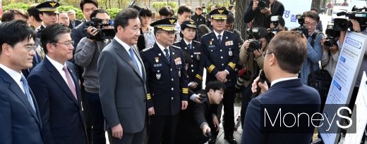 [머니S포토] 경찰 수소전기버스 현황보고 듣는 이낙연 총리