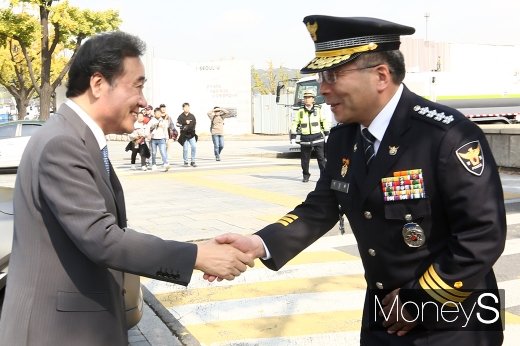 [머니S포토] 경찰 수소전기버스 시승행사, 인사 나누는 이낙연-민갑룡