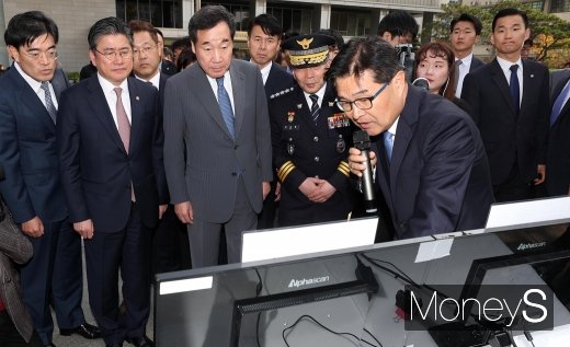 [머니S포토] 경유-수소전기 버스 공회전 매연 차이 설명듣는 이낙연