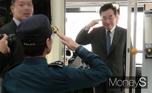 [머니S포토] 경찰 수소전기버스 시승행사, 거수경례받는 이낙연 총리