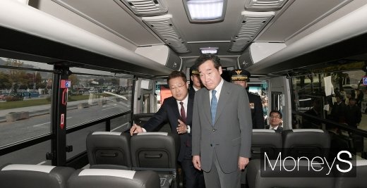 [머니S포토] 경찰 수소전기버스 내부 둘러보는 이낙연 총리