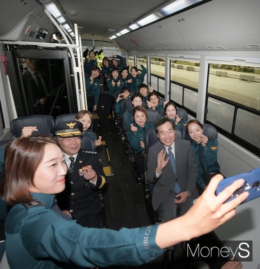 [머니S포토] 경찰 수소전기버스 시승행사, 셀카 찍는 이낙연-민갑룡