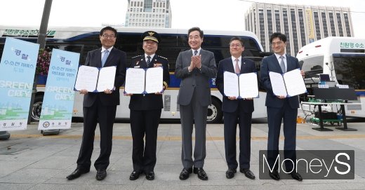 ▲ 정복영 수도권대기환경청장(왼쪽부터), 민갑룡 경찰청장, 이낙연 국무총리, 정승일 산업통상자원부 차관, 공영운 현대자동차 사장.