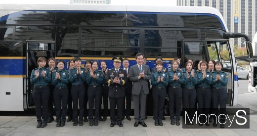 [머니S포토] 경찰 수소전기버스 시승행사, 기념촬영하는 이낙연 총리