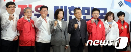 31일 서울 여의도 국회에서 열린 제1차 자유한국당 영입인재 환영식에서 참석자들이 파이팅을 외치고 있다. 왼쪽부터 윤창현 서울시립대 교수, 김용하 순천향대 교수, 김성원 전 두산중공업 부사장, 나경원 원내대표, 황교안 대표, 백경훈 청사진 공동대표, 양금희 여성유권자연맹회장, 이진숙 전 대전 MBC 사장. /사진=뉴스1
