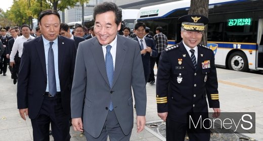 [머니S포토] 경찰 수소전기버스 시승행사 마친 이낙연-민갑룡