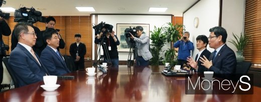 [머니S포토] 김연철 장관, '금강산 남측 시설 철거 문제' 협의