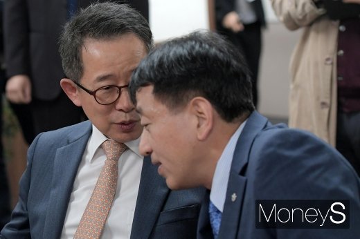 [머니S포토] 귀엣말 나누는 현대아산·한국관광공사 대표