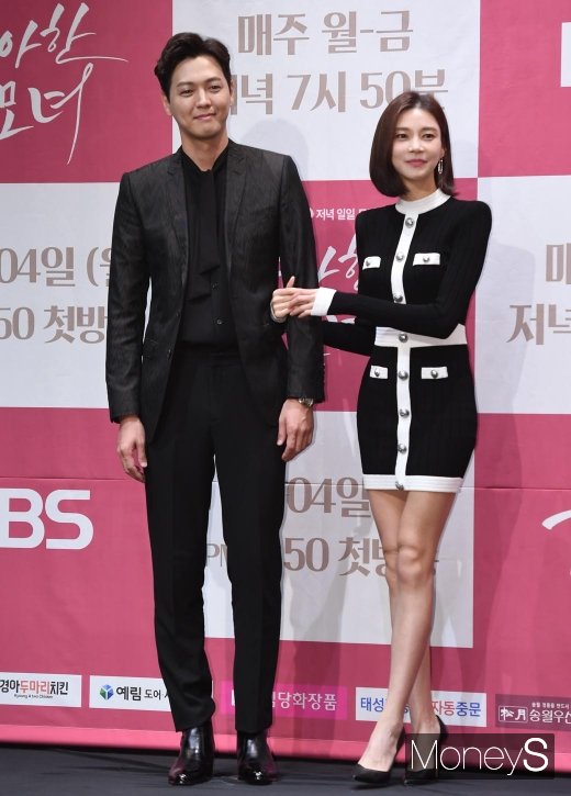 [머니S포토] 김흥수·차예련, 다정한 포즈…'주상욱이 질투하겠네'