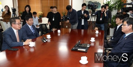 [머니S포토] 북한측 요구 어떻게 풀어야 하나